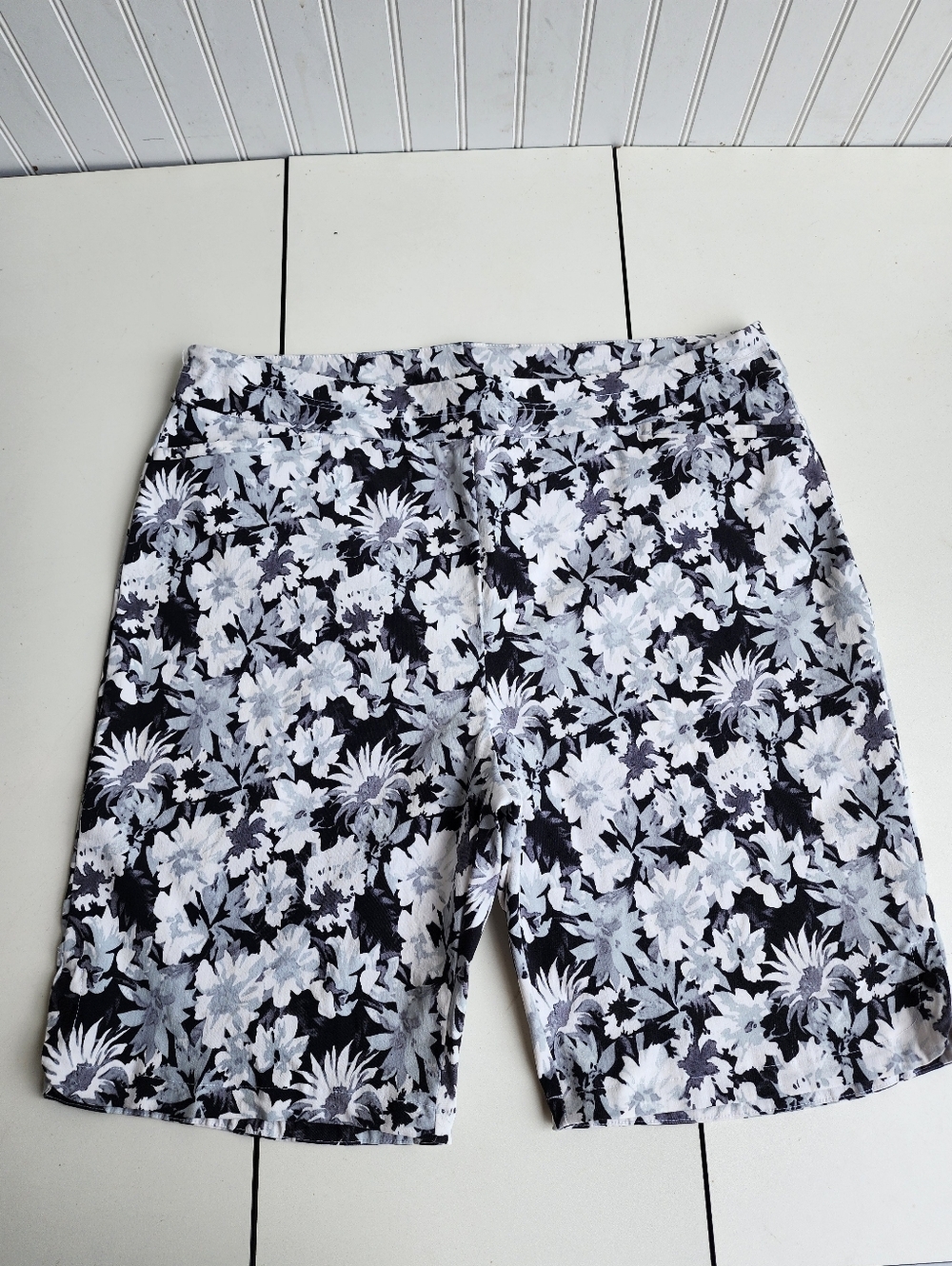 Fit Sight Bermuda Floral Black White Shorts Zip Pockets Pull On Rayon Nylon 3X